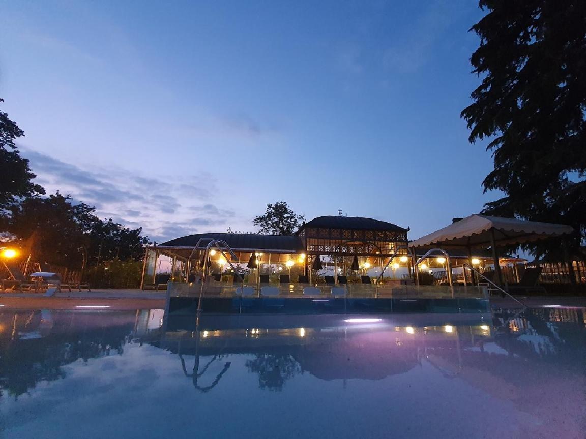 Hotel Villa Beccaris Monforte dʼAlba Esterno foto