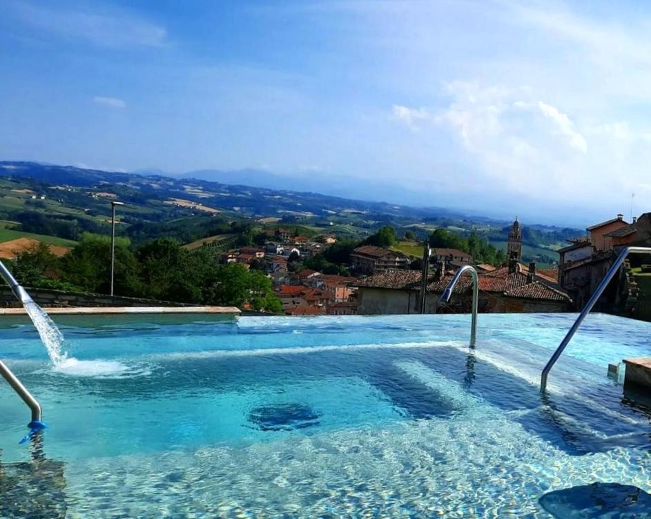 Hotel Villa Beccaris Monforte dʼAlba Esterno foto