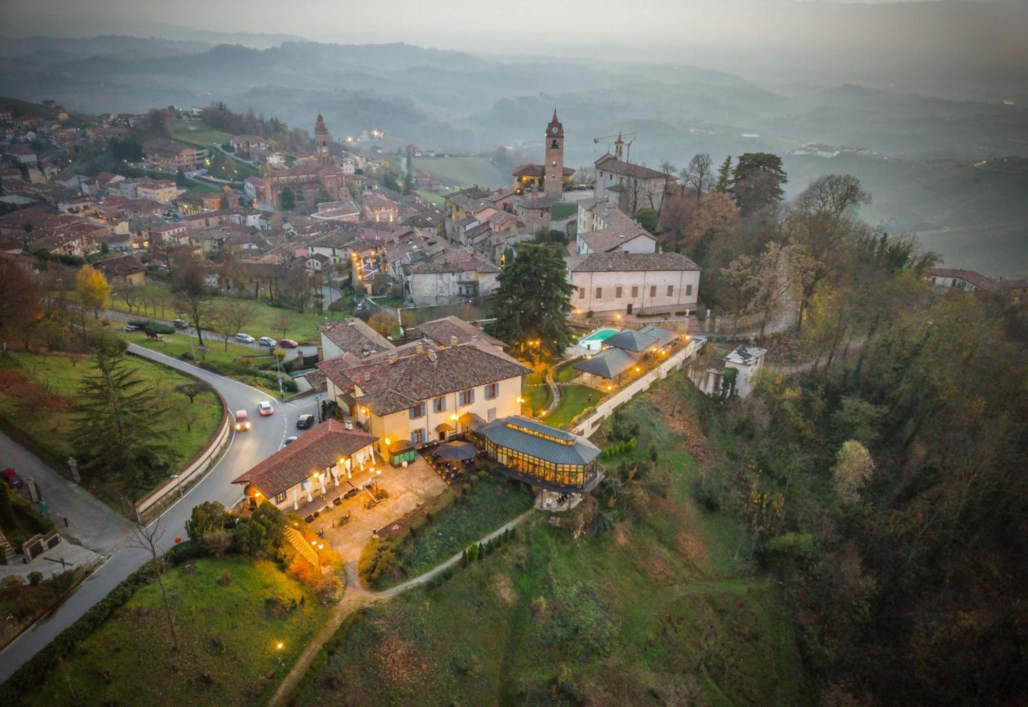 Hotel Villa Beccaris Monforte dʼAlba Esterno foto