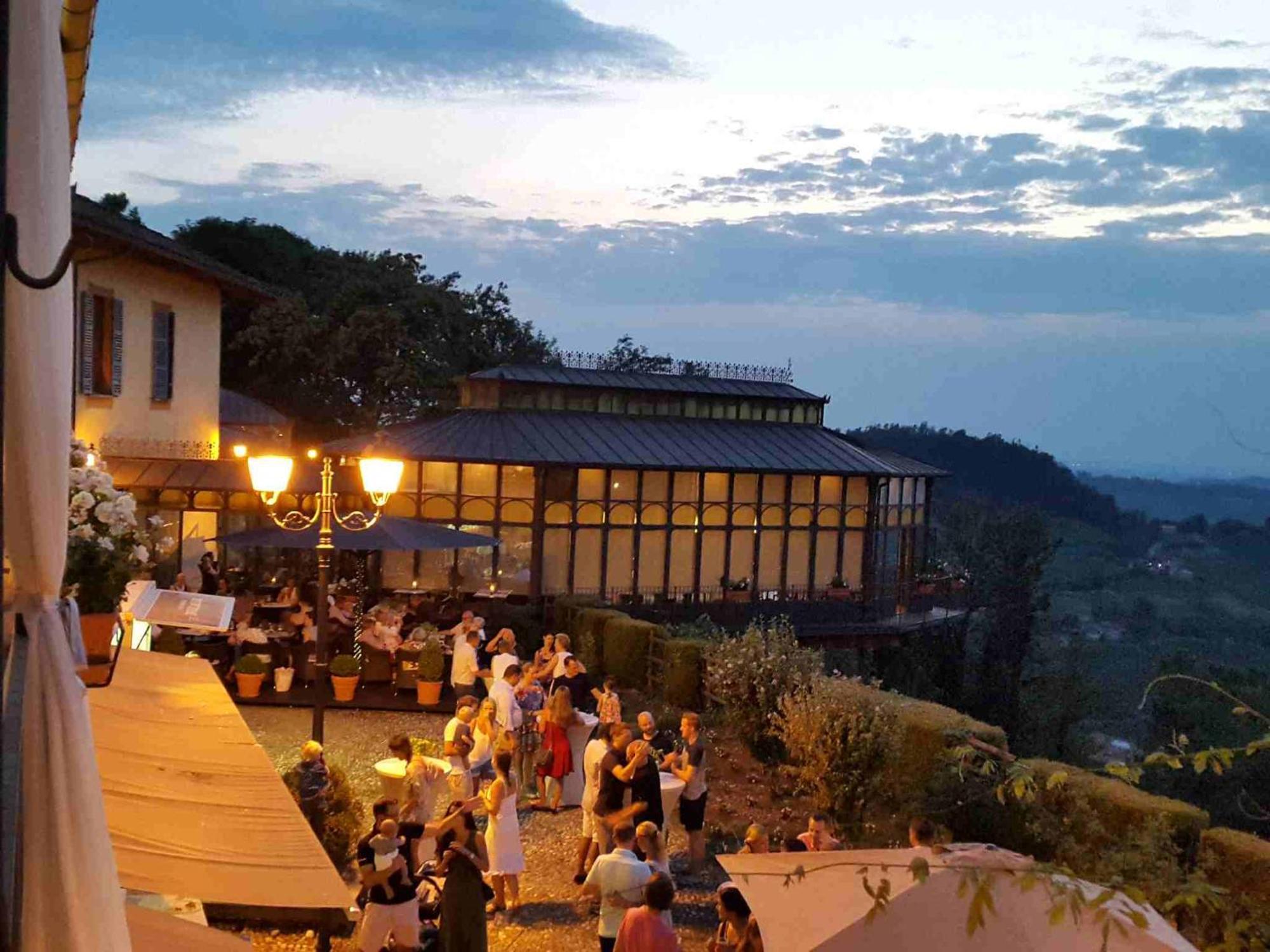 Hotel Villa Beccaris Monforte dʼAlba Esterno foto