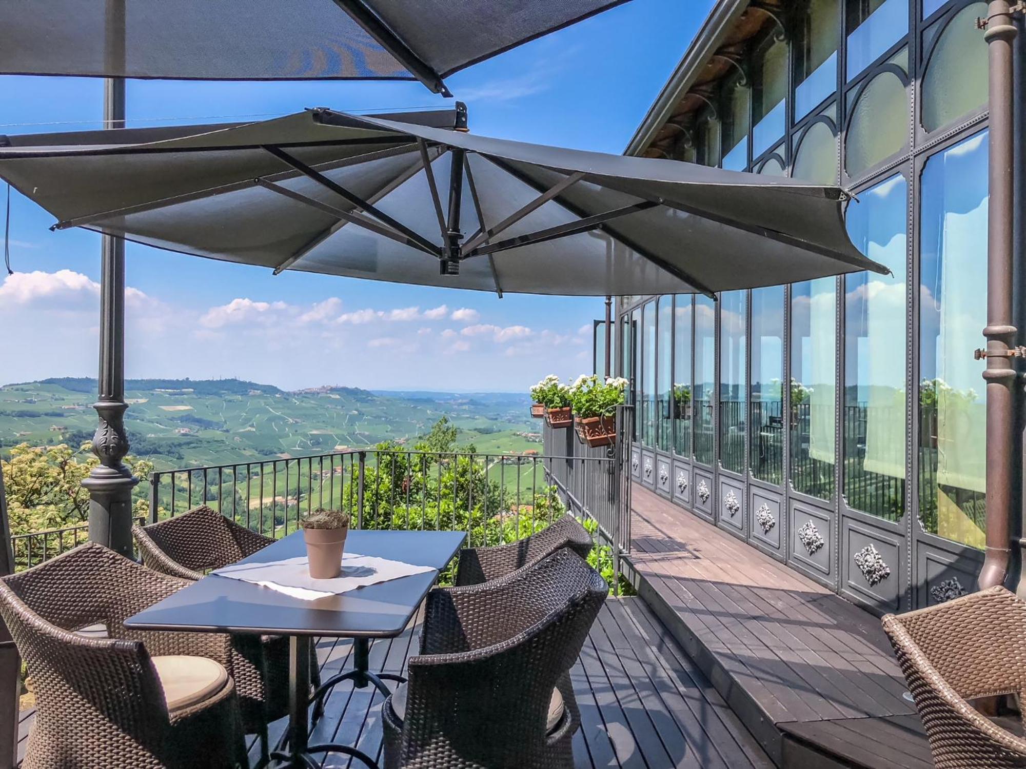Hotel Villa Beccaris Monforte dʼAlba Esterno foto