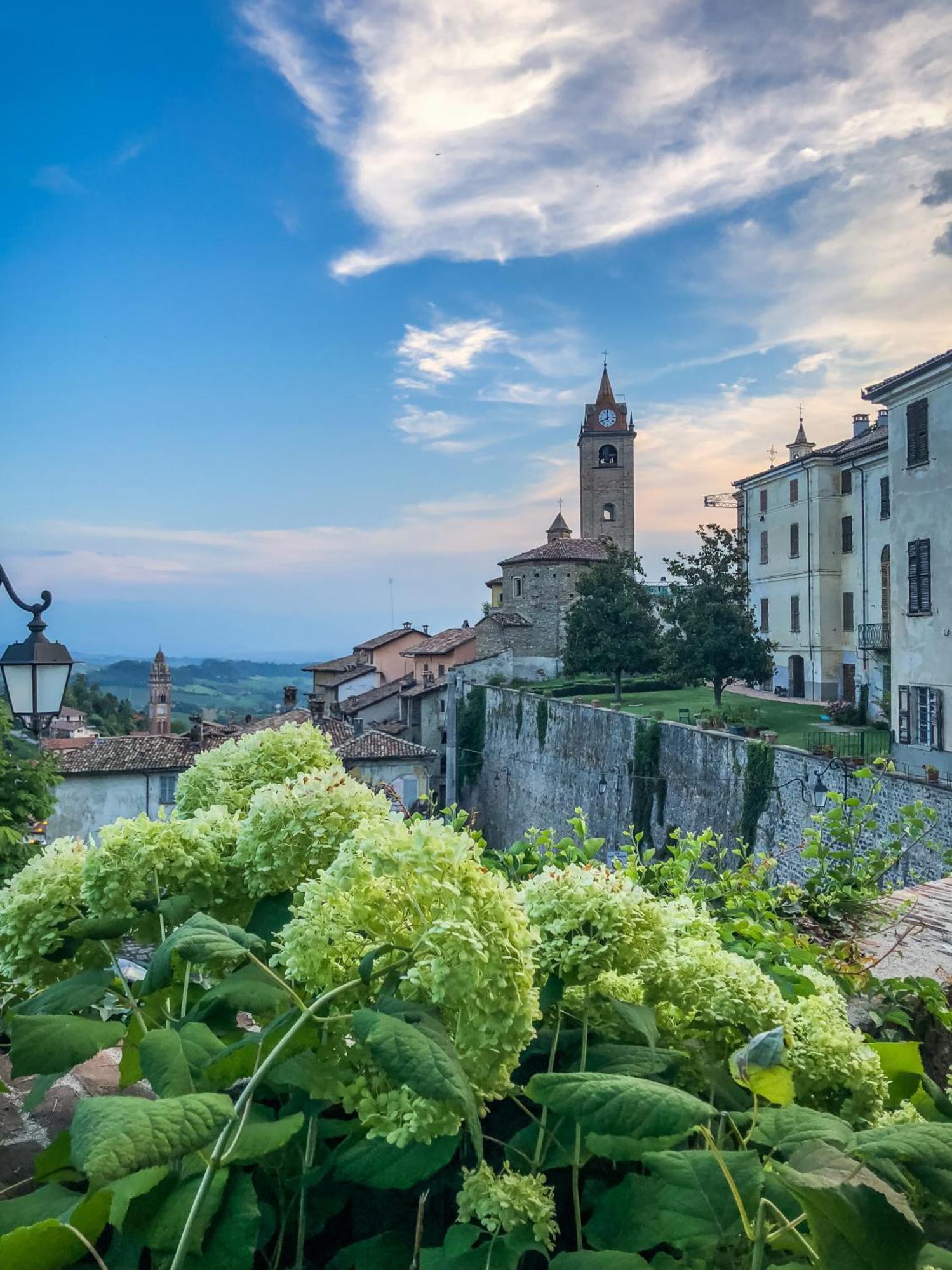 Hotel Villa Beccaris Monforte dʼAlba Esterno foto