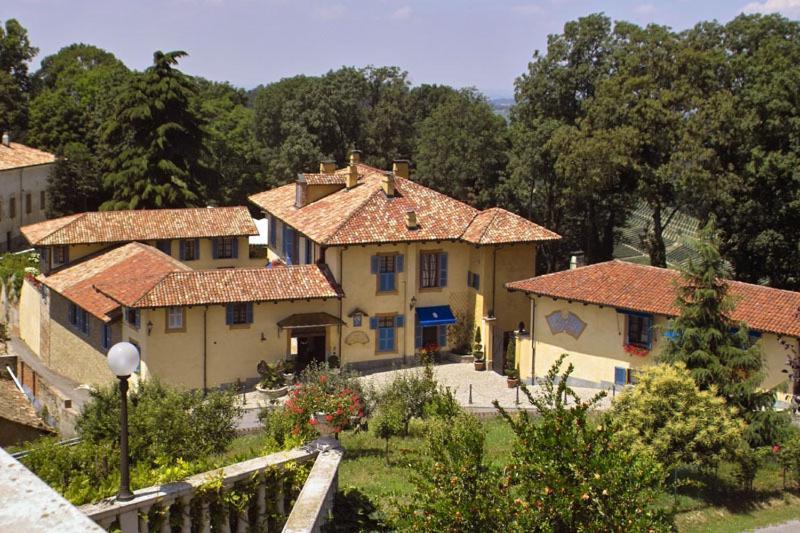 Hotel Villa Beccaris Monforte dʼAlba Esterno foto
