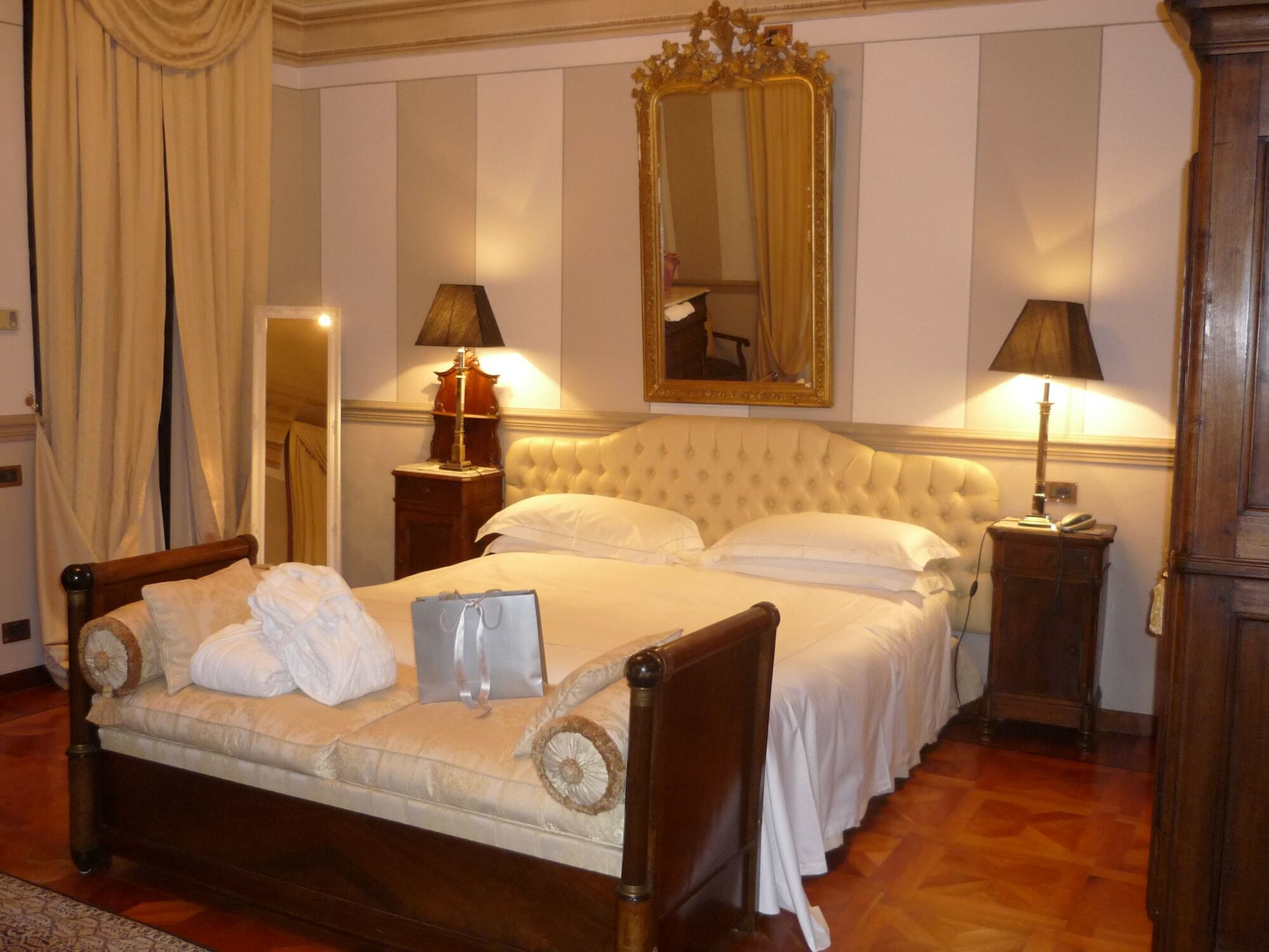 Hotel Villa Beccaris Monforte dʼAlba Esterno foto