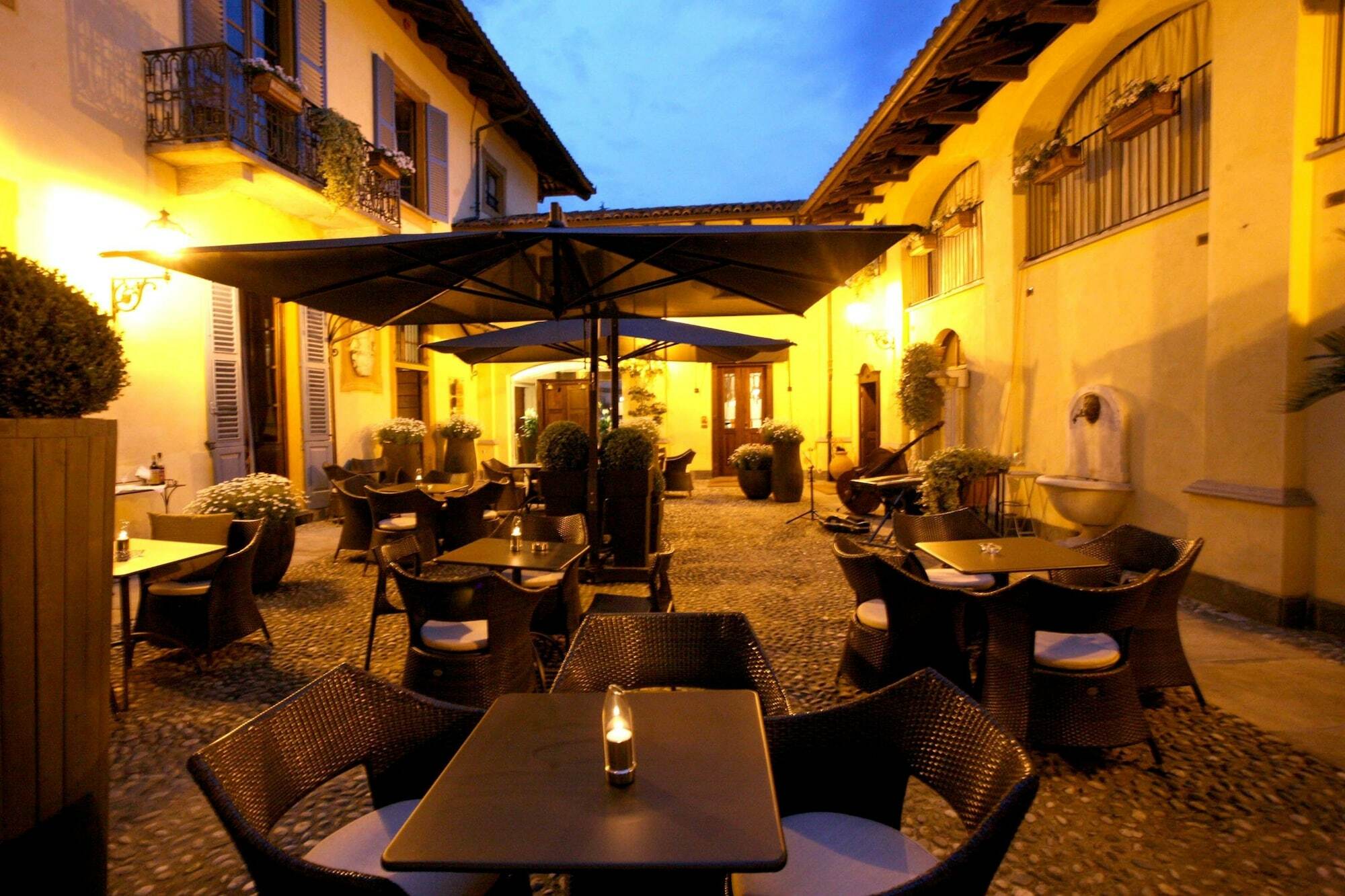 Hotel Villa Beccaris Monforte dʼAlba Esterno foto
