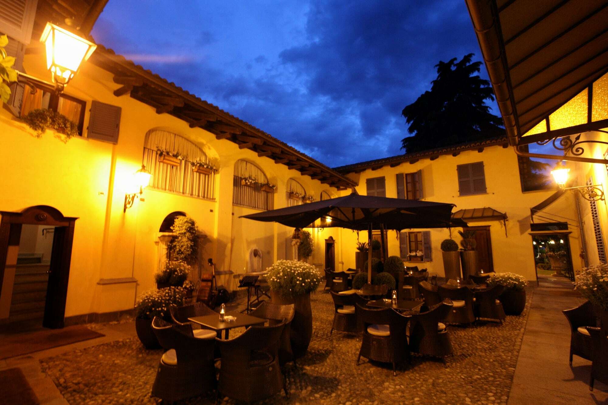 Hotel Villa Beccaris Monforte dʼAlba Esterno foto
