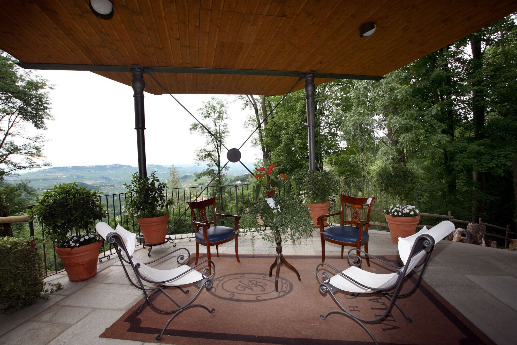 Hotel Villa Beccaris Monforte dʼAlba Esterno foto