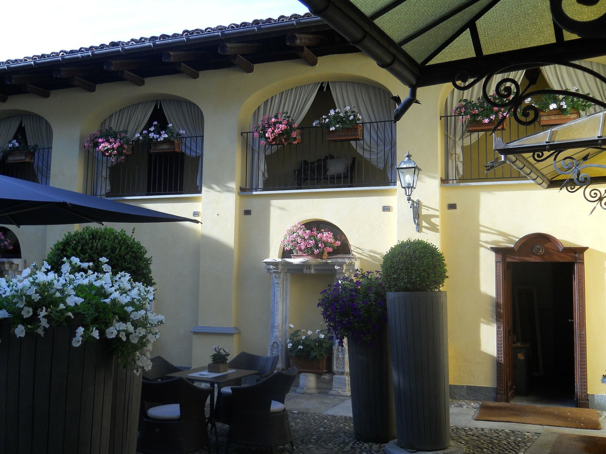 Hotel Villa Beccaris Monforte dʼAlba Esterno foto