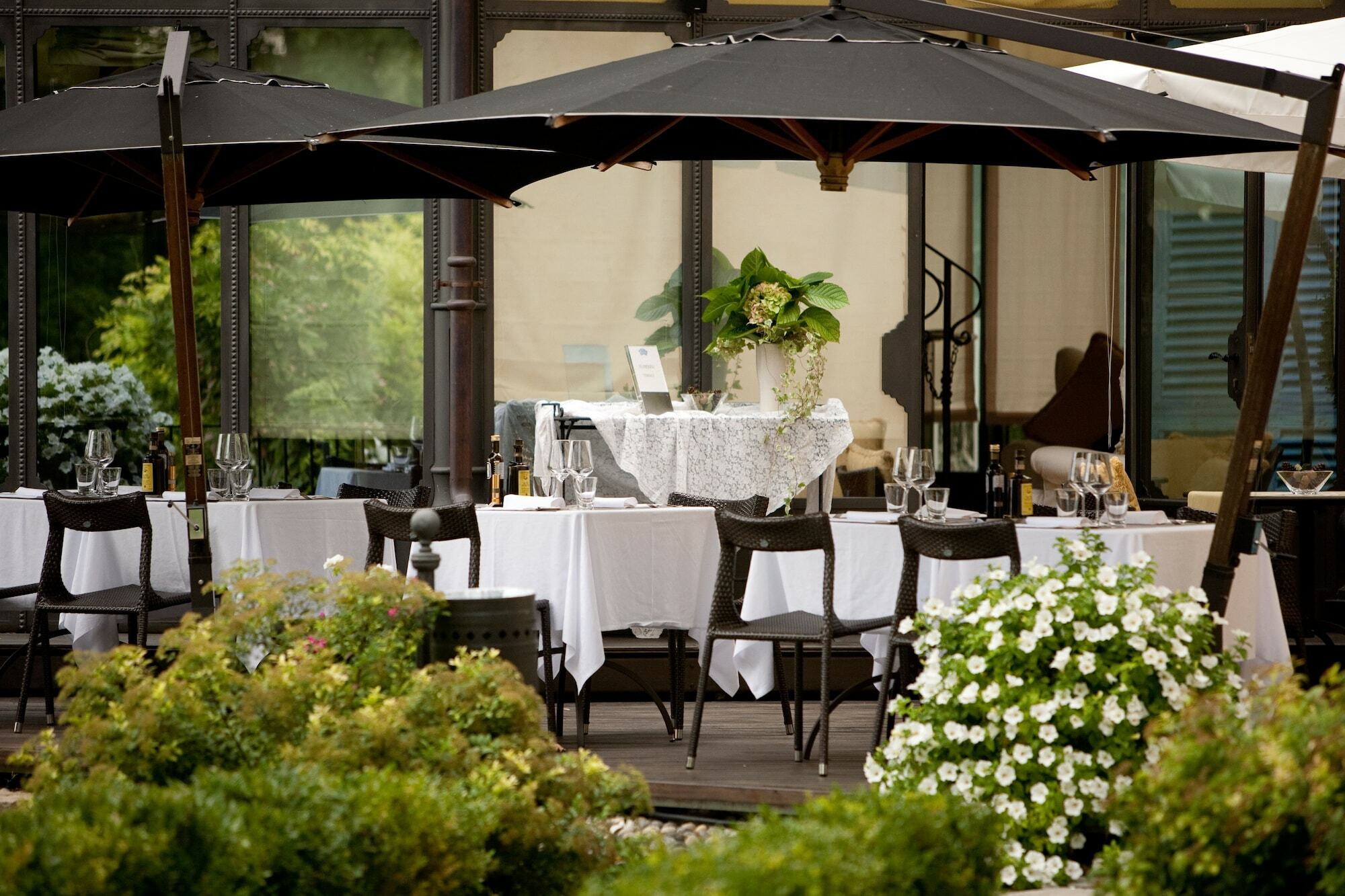Hotel Villa Beccaris Monforte dʼAlba Esterno foto