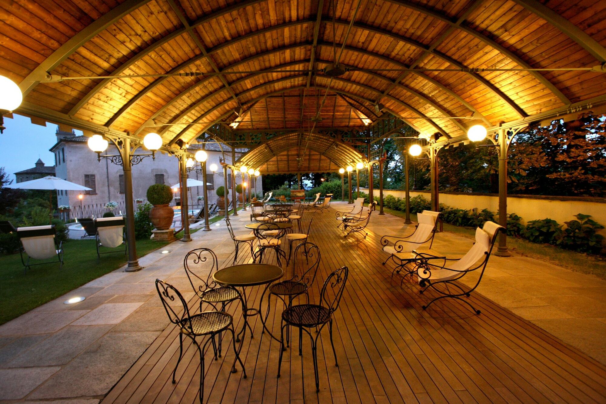 Hotel Villa Beccaris Monforte dʼAlba Esterno foto