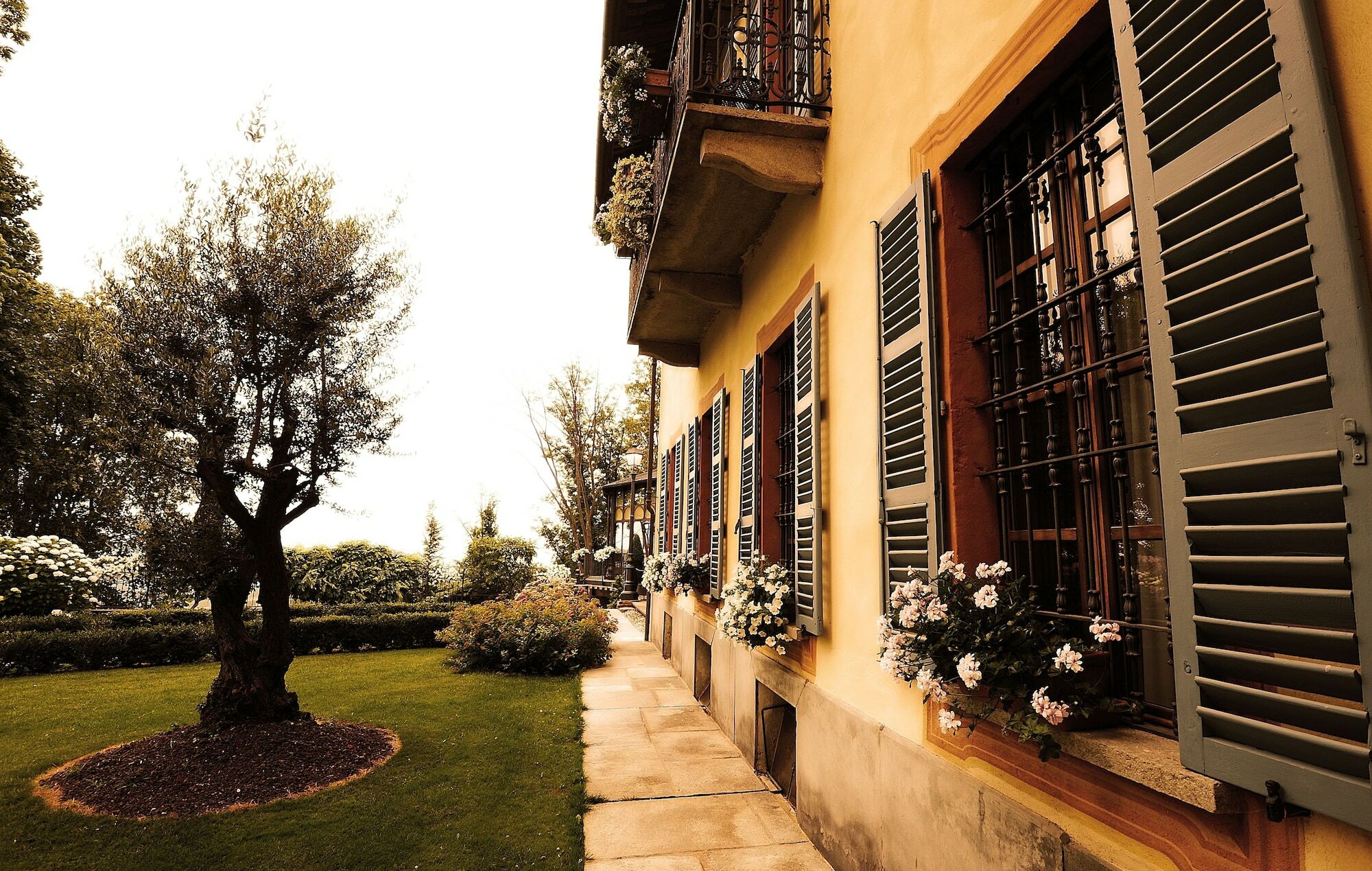 Hotel Villa Beccaris Monforte dʼAlba Esterno foto