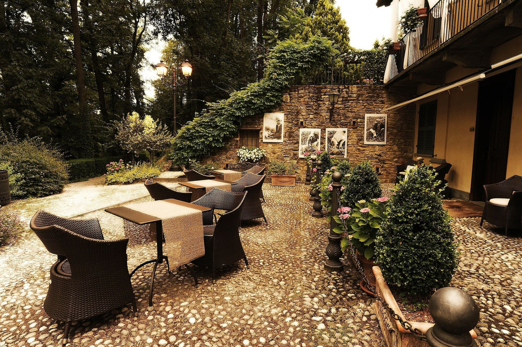 Hotel Villa Beccaris Monforte dʼAlba Esterno foto